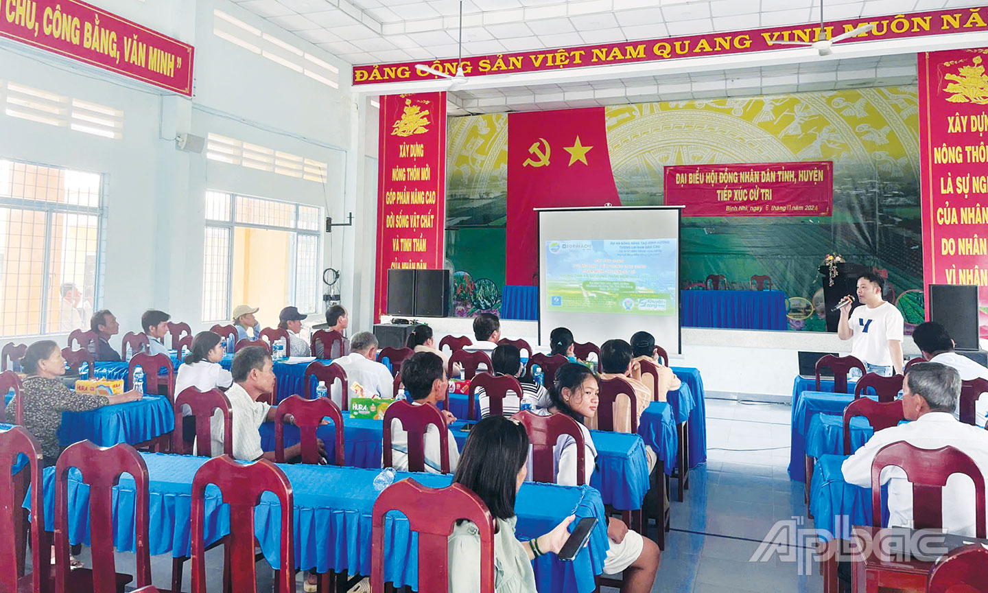 Tập huấn các thành viên HTX Nông nghiệp dịch vụ nông thôn Bình Nhì về chuyển đổi số.