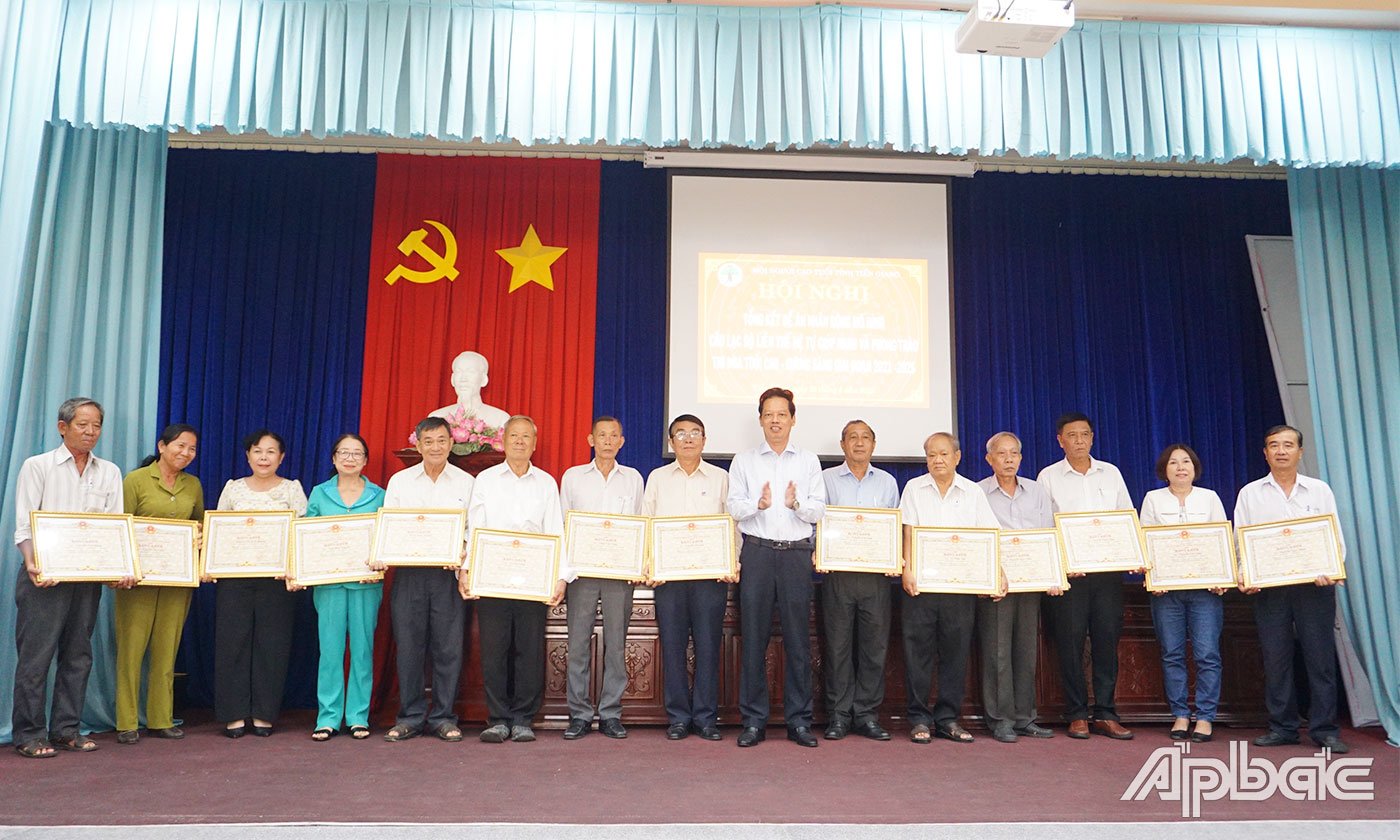Đồng chí Nguyễn Thành Diệu, Tỉnh uỷ viên, Phó Chủ tịch UBND tỉnh Tiền Giang trao giấy khen cho các cá nhân tiêu biểu tiêu biẻu trong phong trào thi đua yêu nước “Tuổi cao- Gương sáng” giai đoạn 2020-2025 và thực hiện mô hình CLB Liên thế hệ tự giúp nhau 