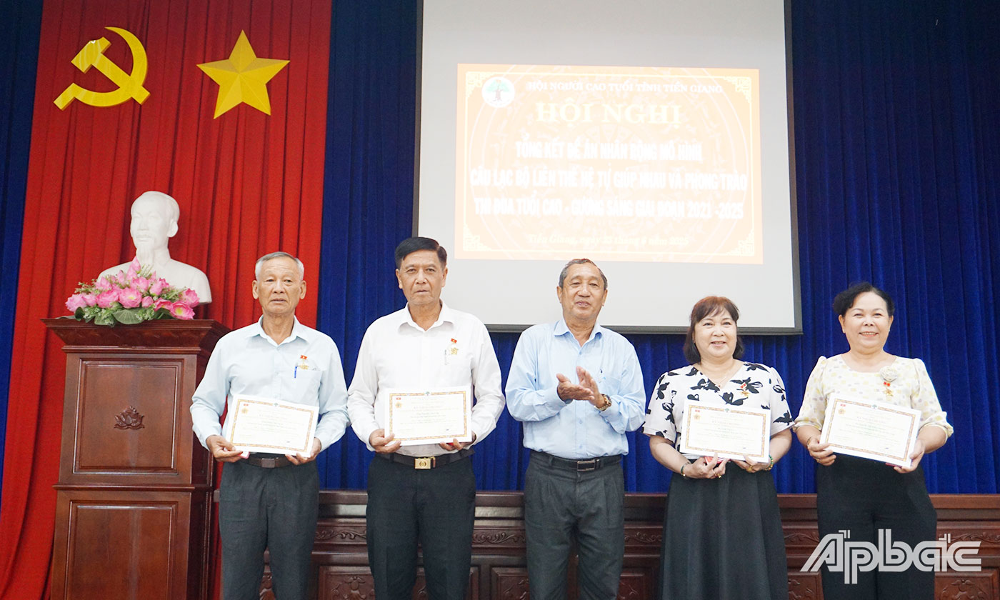 Trao Kỷ niệm chương cho hội viên NCT có nhiều đóng góp “Vì sự nghiệp Bảo vệ, Chăm sóc và Phát huy vai trò NCT Việt Nam