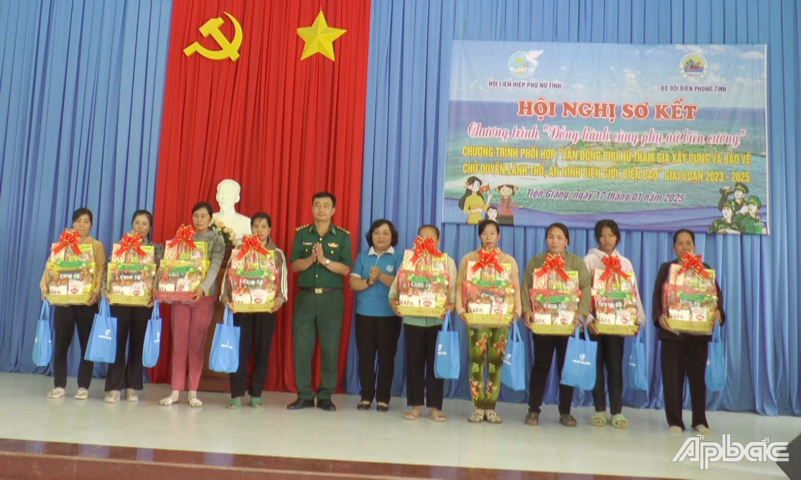 Bộ đội Biên phòng tỉnh phối hợp tặng quà theo Chương trình “Đồng hành cùng phụ nữ biên cương” tại xã Phú Tân.