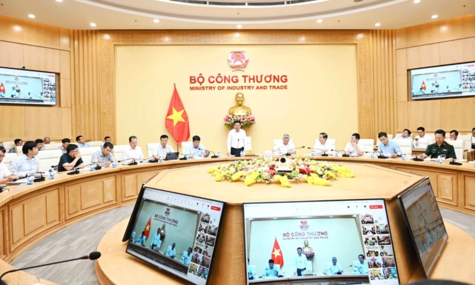 Bộ trưởng Nguyễn Hồng Diên chủ trì buổi họp về kế hoạch cung ứng điện 06 tháng cuối năm 2025 và xây dựng kế hoạch cung ứng điện năm 2026. (Ảnh: PV/Vietnam+)