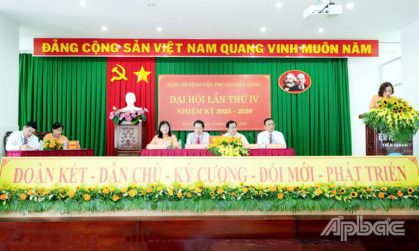  Quang cảnh Chủ tọa Đại hội.