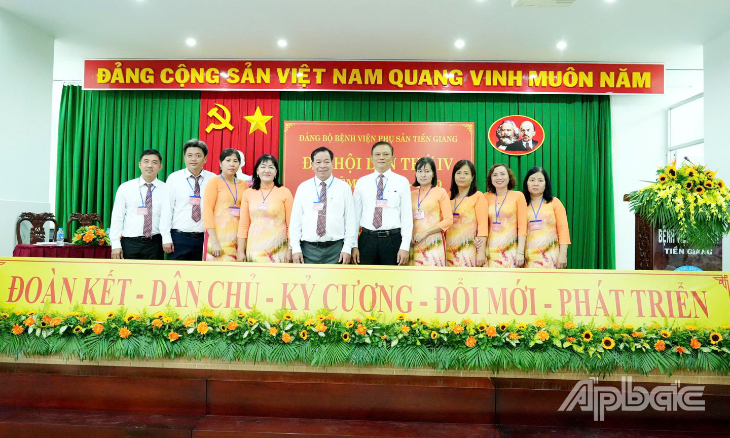 Ban chấp hành nhiệm kỳ 2025-2030 ra mắt Đại hội (đồng chí Phạm Văn Lực, Bí thư Đảng ủy dứng thứ 6 bên phải qua) .
