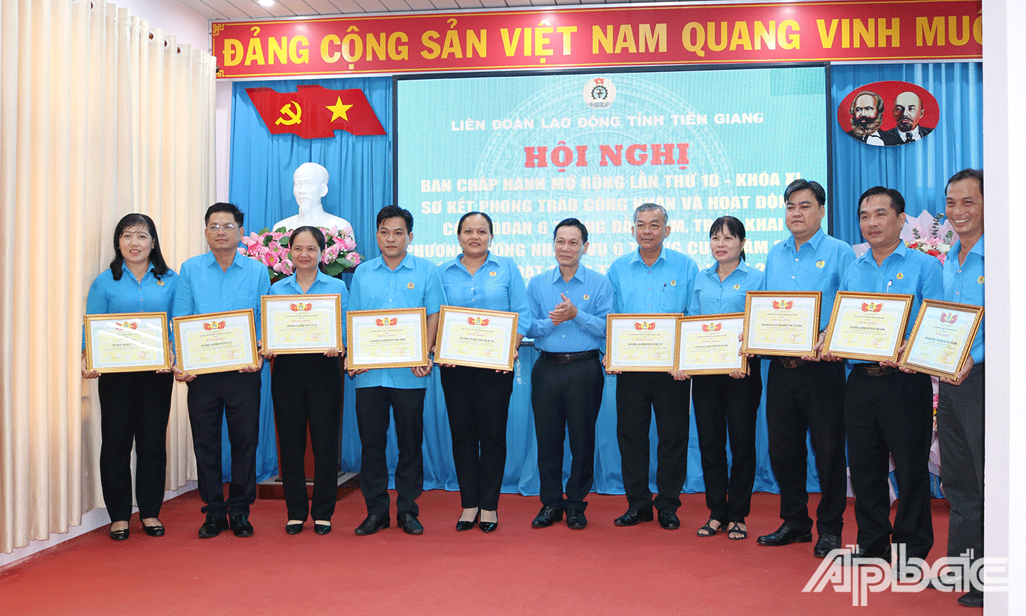 Hội nghị đã khen thưởng 13 tập thể, 5 cá nhân có thành tích xuất sắc trong phong trào thi đua 