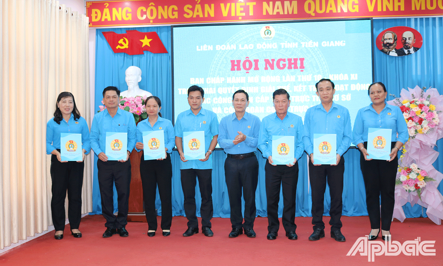 trao Quyết định Kết thúc hoạt động công đoàn cấp trên trực tiếp cơ sở