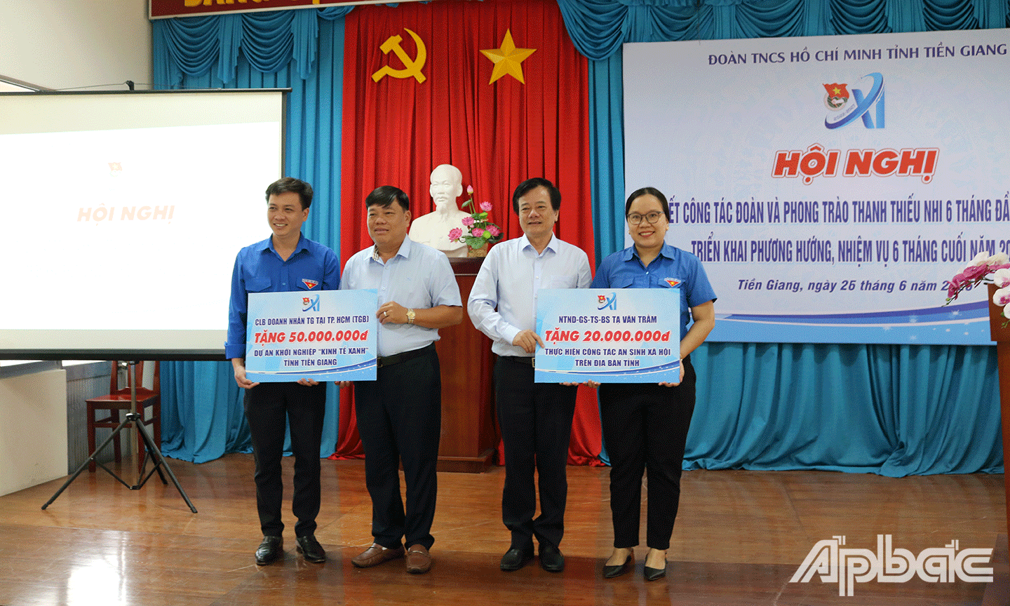 Giáo sư, Tiến sĩ, Bác sĩ Tạ Văn Trầm, Giám đốc Bệnh viện Đa khoa Tiền Giang, đã ủng hộ 20 triệu đồng cho công tác an sinh xã hội tỉnh Tiền Giang. Câu lạc bộ Doanh nhân Tiền Giang tại TP. Hồ Chí Minh ủng hộ 1 dự án khởi nghiệp “Kinh tế xanh”. 