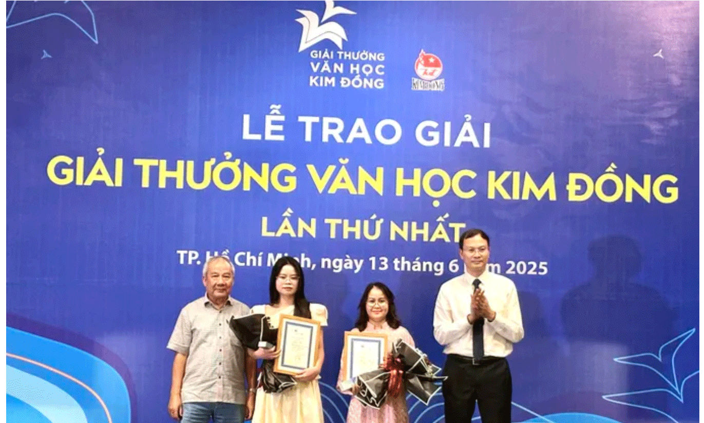 Nhà văn Nguyễn Thị Như Hiền (thứ 2 từ phải sang) vừa nhận giải nhì Giải thưởng Văn học Kim Đồng lần thứ nhất