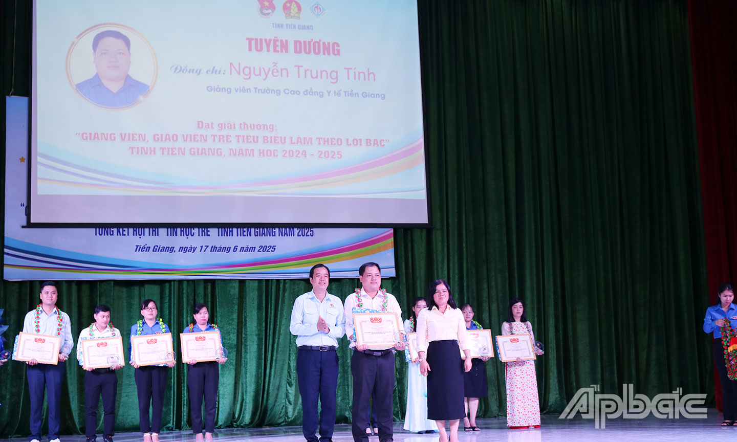 Thầy Tính nhận danh hiệu “Giảng viên, giáo viên trẻ tiêu biểu làm theo lời Bác” tỉnh Tiền Giang, năm học 2024 - 2025.Thầy Tính nhận danh hiệu “Giảng viên, giáo viên trẻ tiêu biểu làm theo lời Bác” tỉnh Tiền Giang, năm học 2024 - 2025.