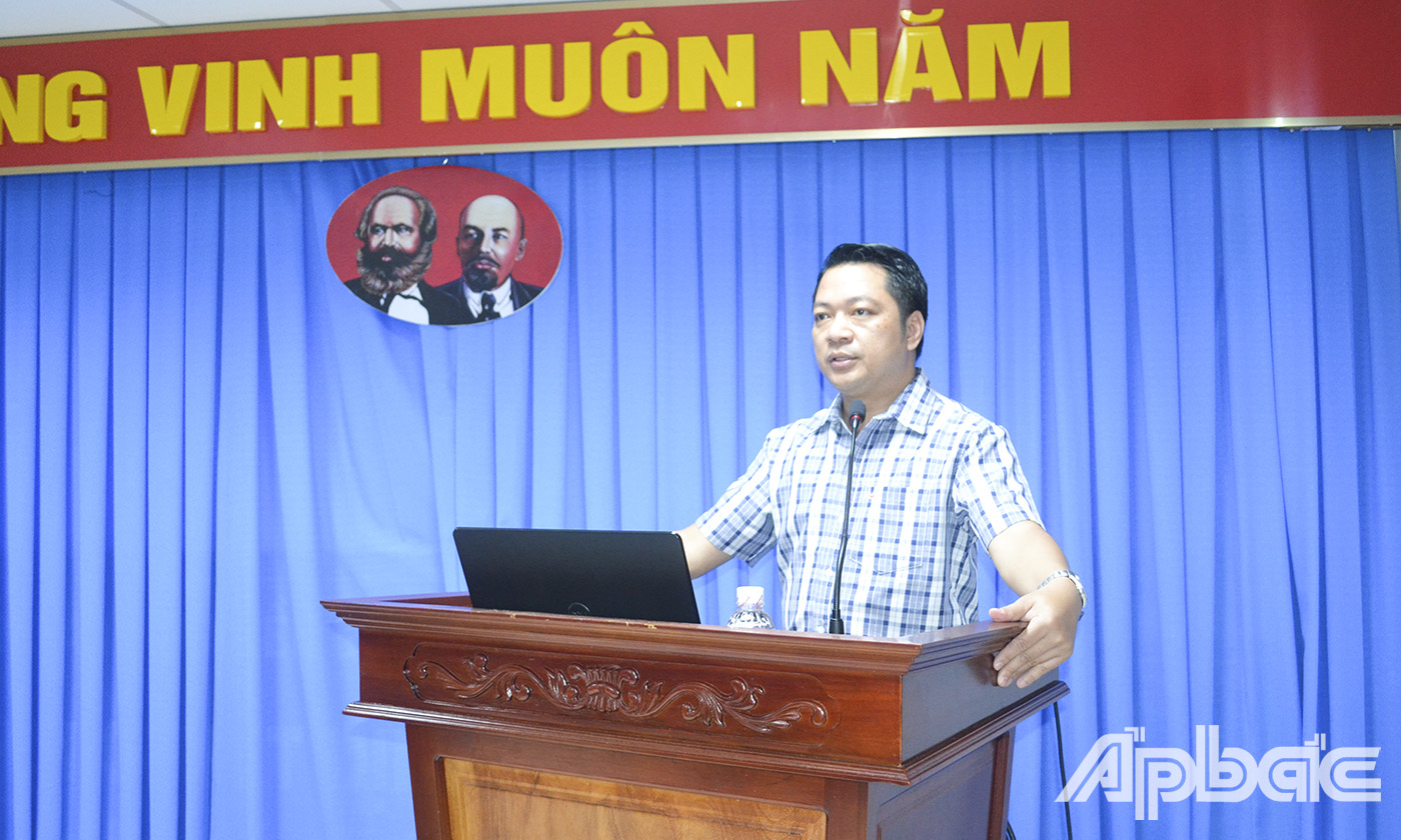 Các đại biểu tham dự phát biểu tại hội nghị.