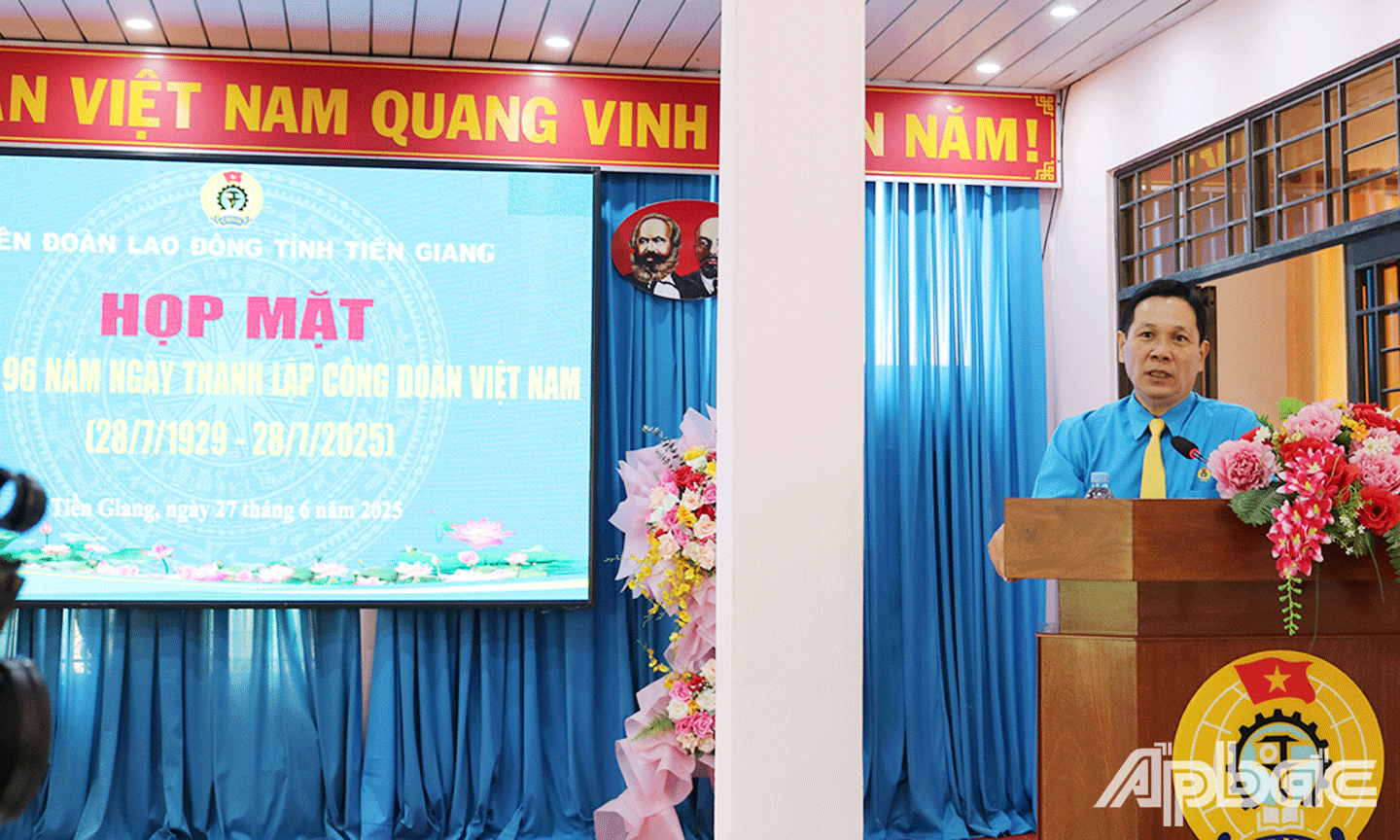 Chủ tịch LĐLĐ tỉnh Tiền Giang Lê Minh Hùng phát biểu tại buổi họp mặt