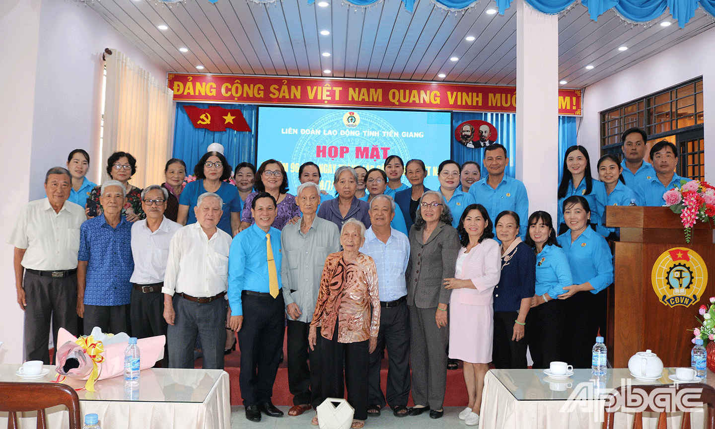 Đại biểu tham dự chụp ảnh lưu niệm