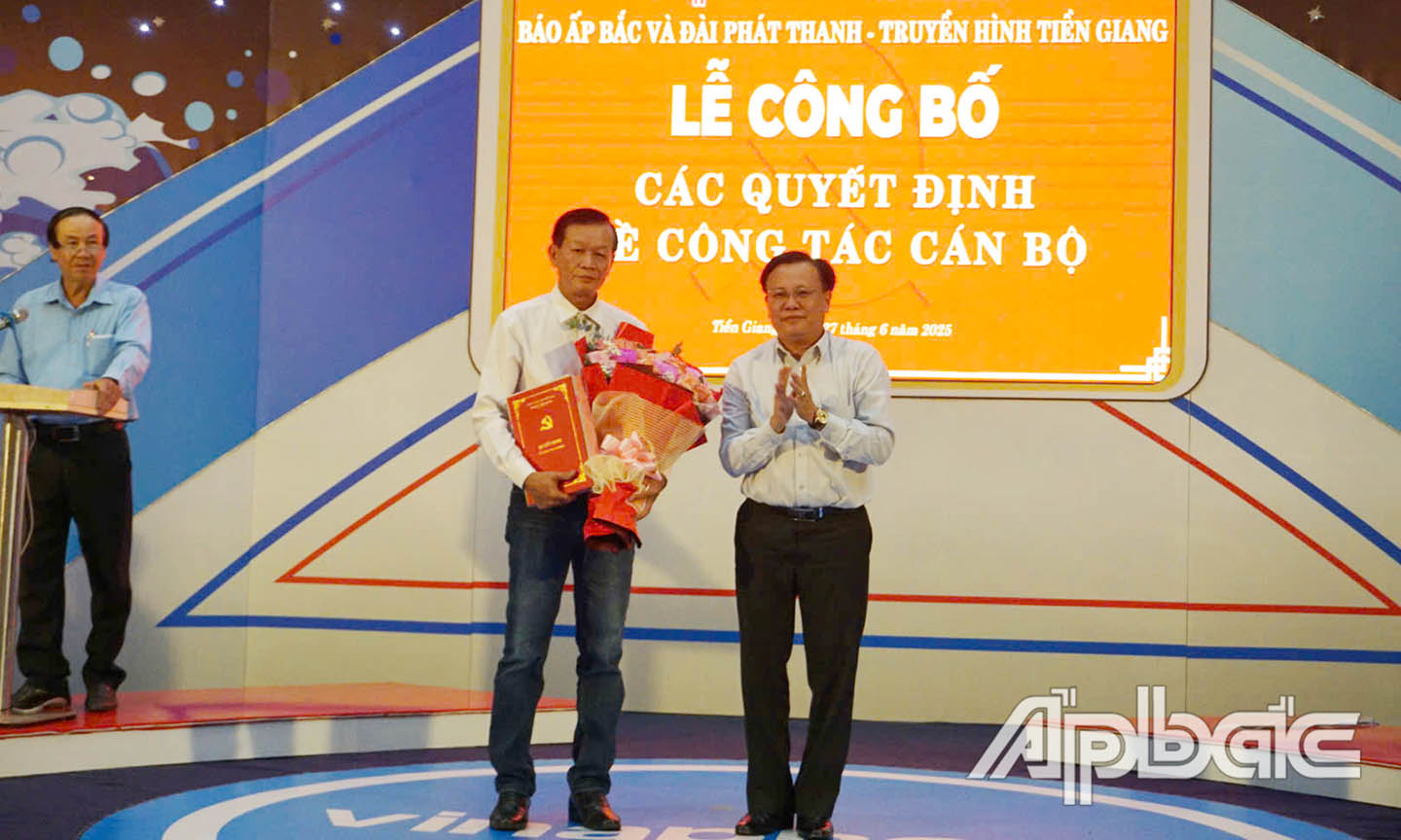 Đồng chí Phạm Nguyễn Hoàng Vũ tặng hoa chúc mừng đồng chí Nguyễn Minh Tân.