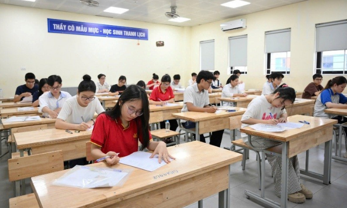 Thí sinh tại điểm thi Trường trung học cơ sở Nguyễn Trường Tộ, Hà Nội. (Ảnh THẾ ĐẠI)