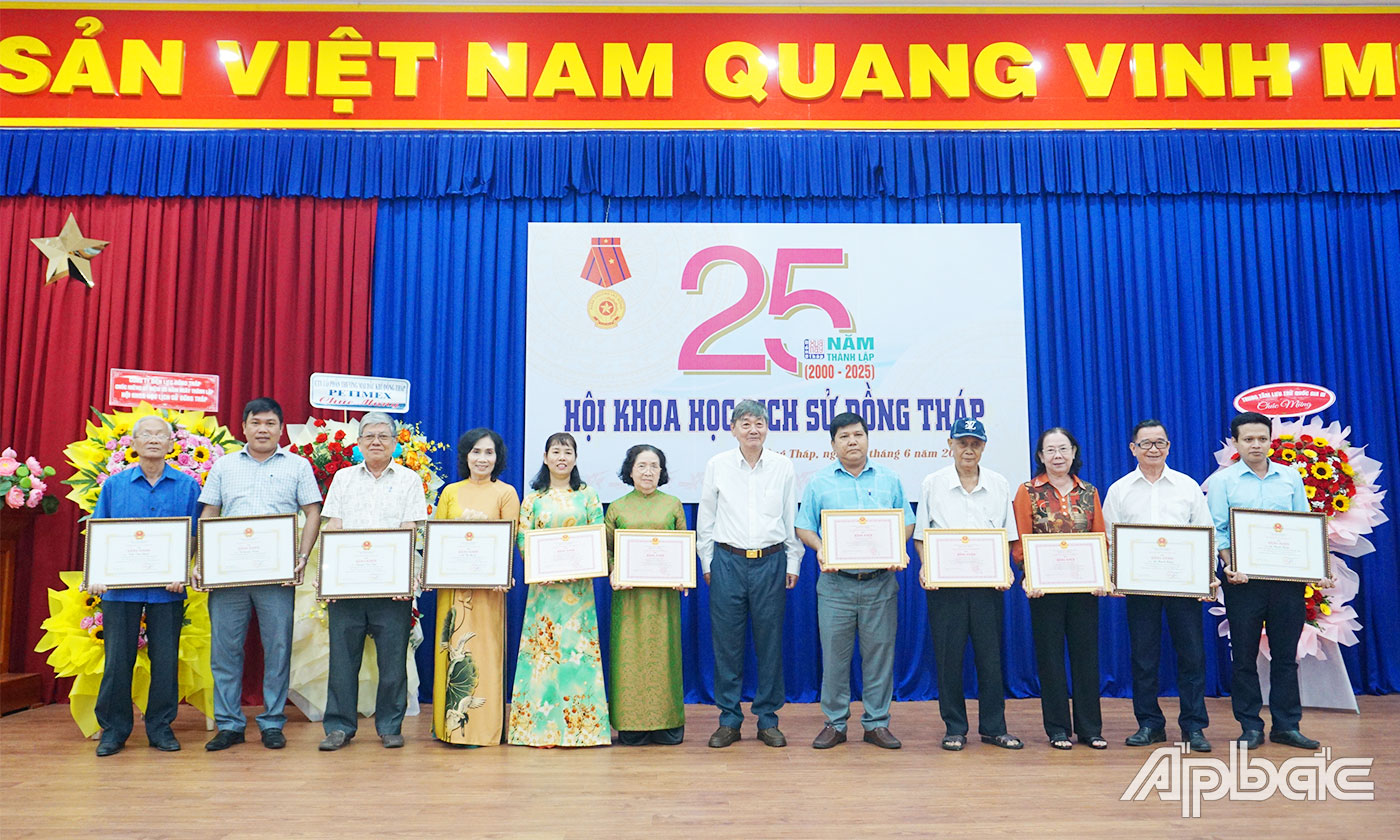Ban Tổ chức trao Bằng khen của Hội KHLS Việt Nam; Bằng khen của UBND tỉnh Đồng Tháp cho tập thể Hội KHLS tỉnh Đồng Tháp và các cá nhân đã có nhiều đóng góp xuất sắc trong công tác xây dựng tổ chức và hoạt động khoa học của Hội KHLS tỉnh Đồng Tháp. 