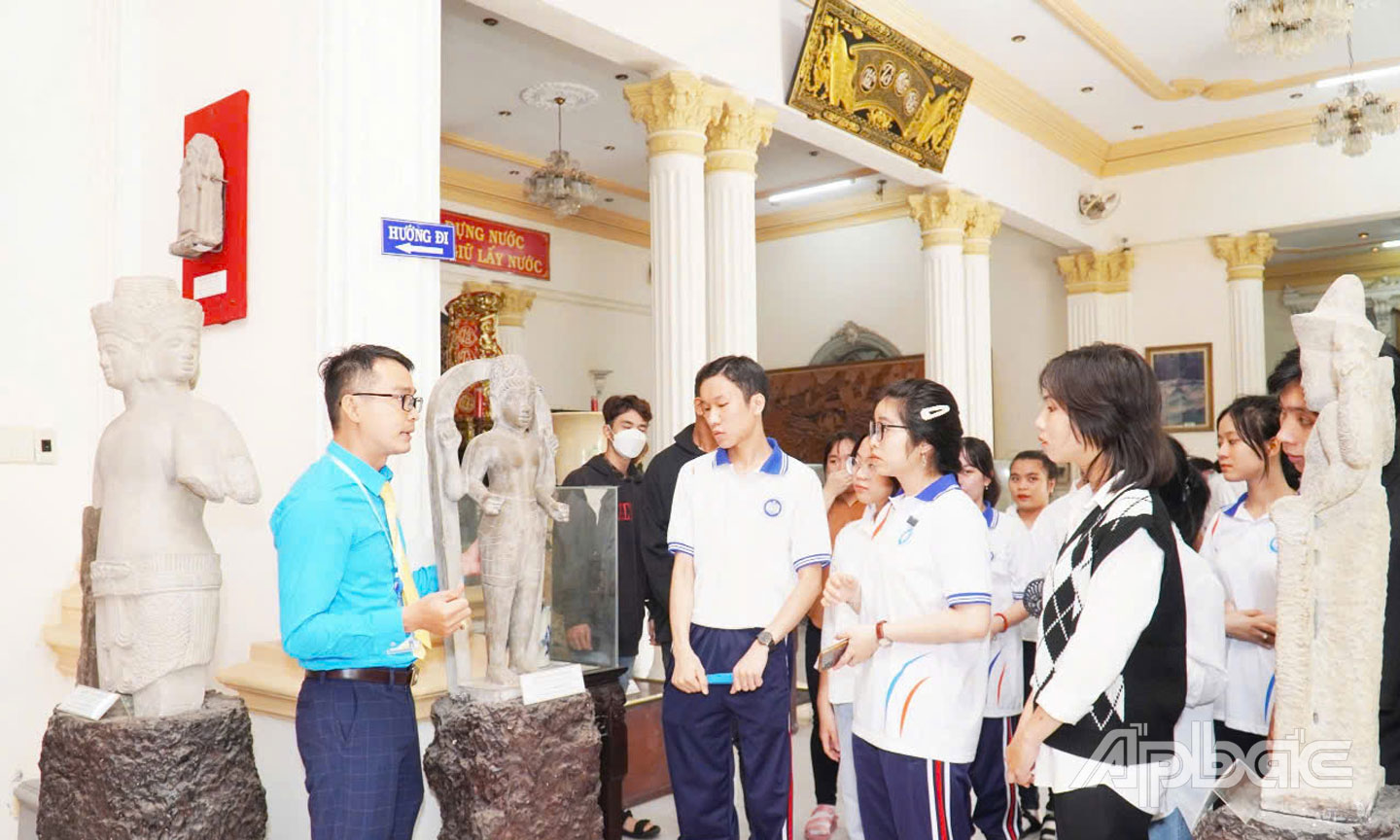   Lan tỏa mô hình “Dân ta phải biết  sử ta” đến với sinh viên Trường Đại học Tiền Giang.  Ảnh: VĨNH SƠN