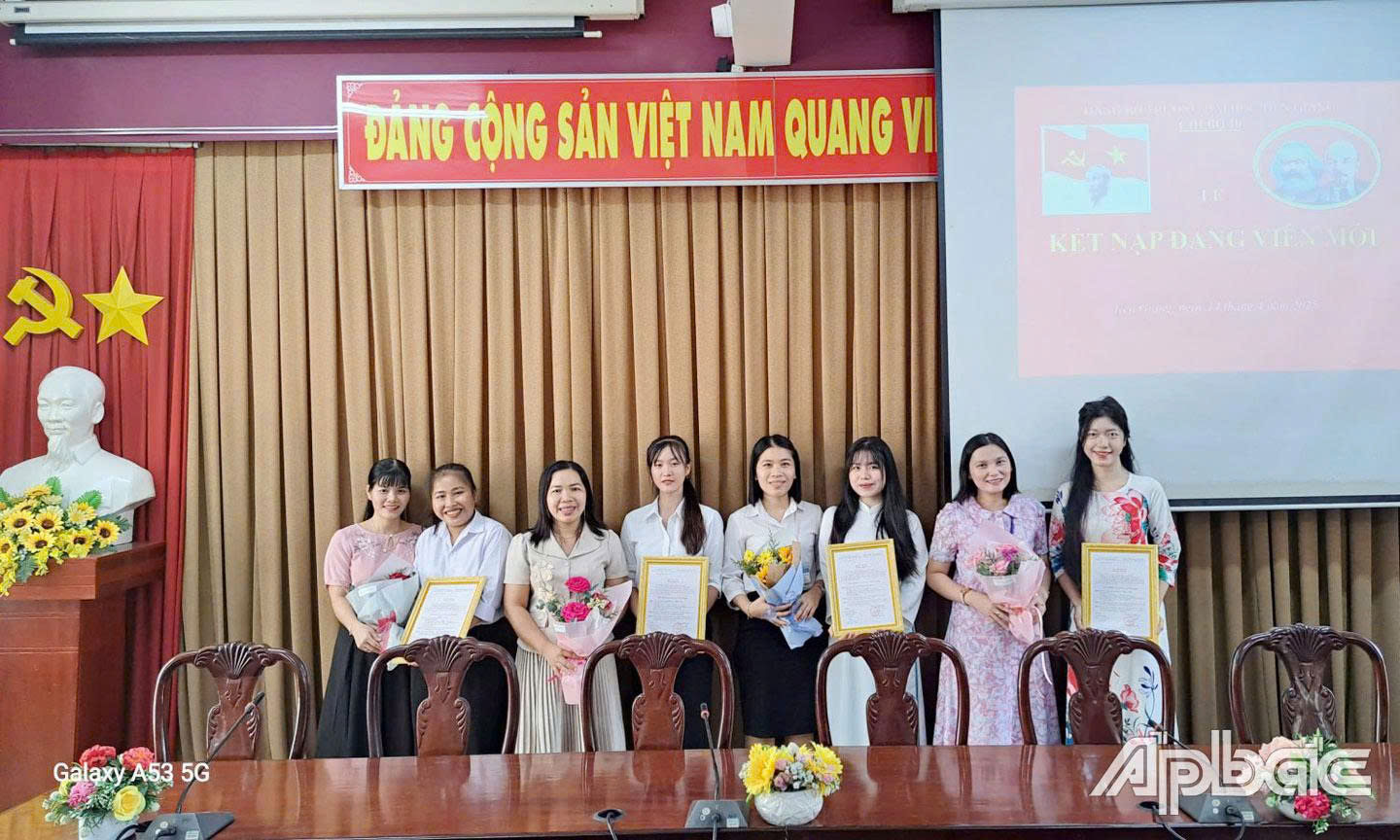 Trường Đại học Tiền Giang kết nạp 4 sinh viên ưu tú vào Đảng.                                                        Ảnh: VĨNH SƠN