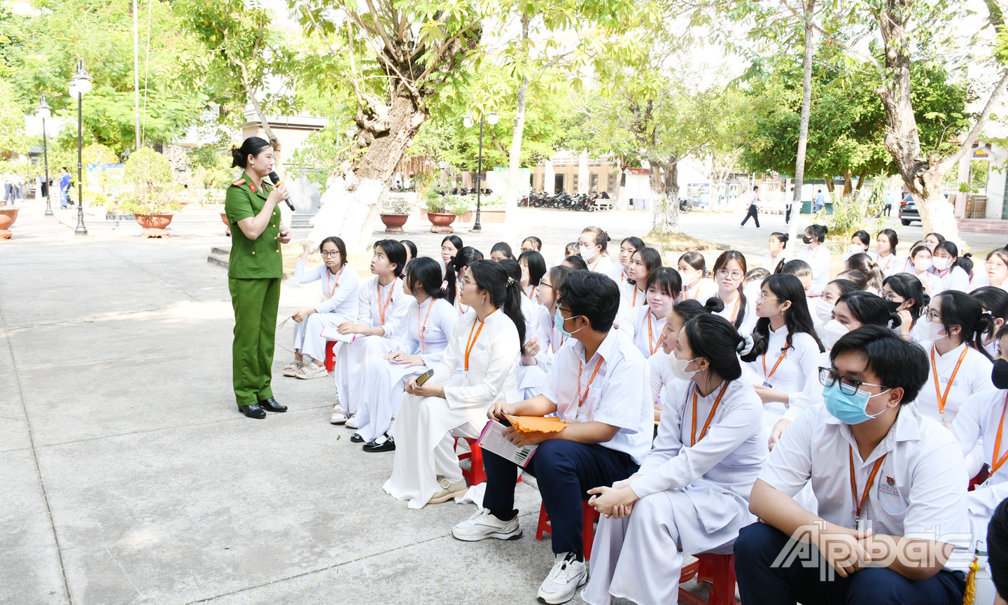 Tuyên truyền tác hại của ma túy trong học sinh.