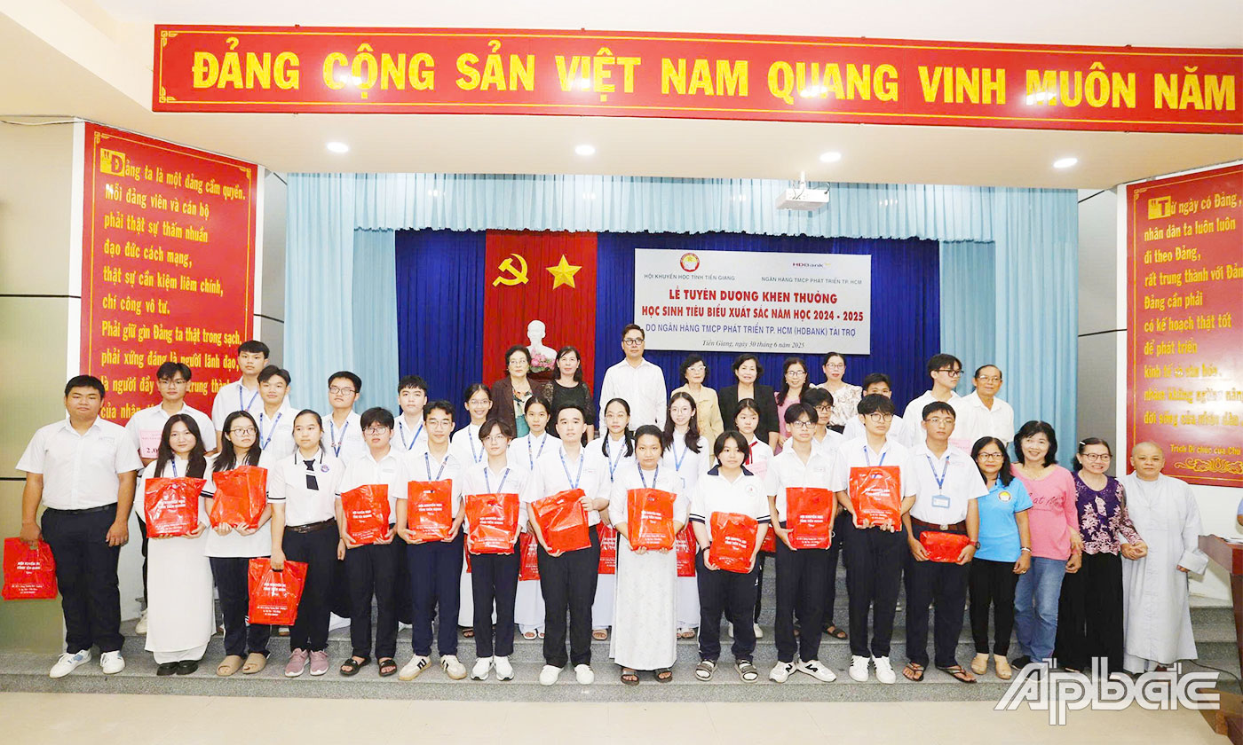Các em học sinh nhận học bổng.