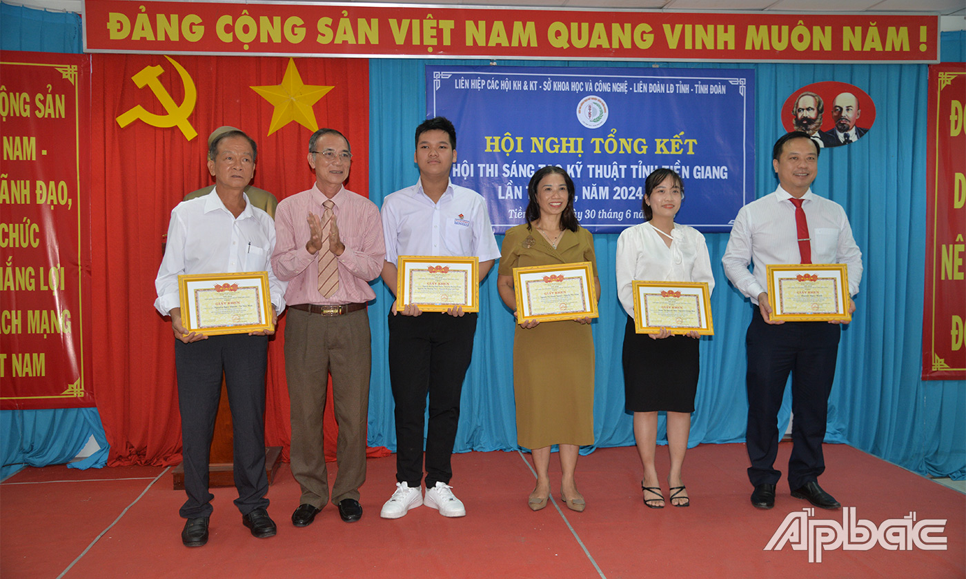 Ban tổ chức trao giải Ba cho các tác giả, nhóm tác giả