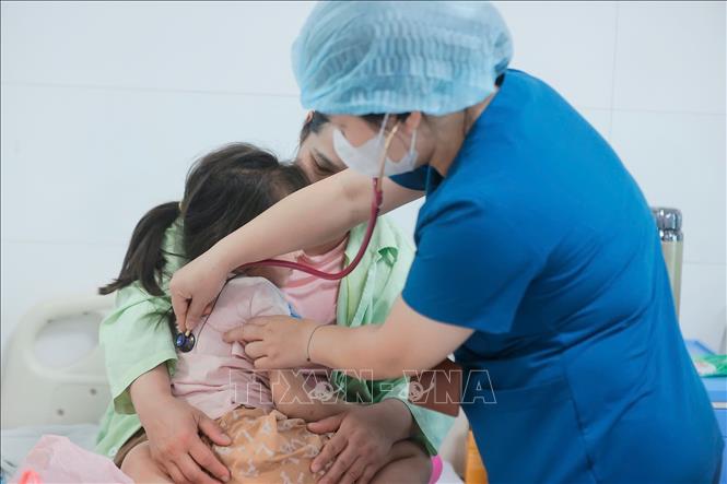 Thăm khám cho bệnh nhi mắc sởi đang được điều trị tại Bệnh viện Thanh Nhàn, Hà Nội. Ảnh tư liệu: Minh Quyết/TTXVN
