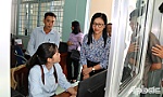 Đồng chí Nguyễn Thị Kim Tuyến kiểm tra tình hình vận hành chính quyền tại xã Mỹ Thiện