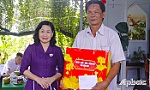 Đồng chí Châu Thị Mỹ Phương thăm, tặng quà gia đình chính sách tại xã An Thạnh Thủy