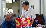 Đồng chí Phạm Văn Chuẩn thăm, tặng quà gia đình chính sách tại xã Vĩnh Bình