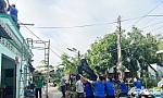 Đồng Tháp: Thanh niên tình nguyện hỗ trợ người dân bị ảnh hưởng do mưa dông