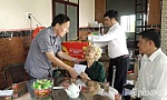 Đồng chí Phan Văn Hợp thăm, tặng quà gia đình chính sách tại xã Hậu Mỹ