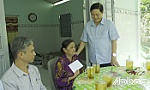 Lãnh đạo xã Tân Thới thăm, tặng quà gia đình chính sách dịp 27-7