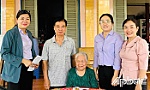 Lãnh đạo xã Bình Ninh thăm, tặng quà gia đình chính sách dịp 27-7