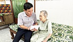 Bí thư Đảng ủy phường Mỹ Tho Ngô Huỳnh Quang Thái thăm, tặng quà gia đình chính sách tiêu biểu
