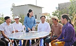 Đồng chí Châu Thị Mỹ Phương thăm, trao quà cho người dân bị thiệt hại do dông lốc