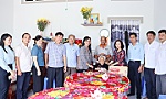 Đồng chí Nguyễn Thị Kim Tuyến thăm, tặng quà Mẹ Việt Nam Anh hùng, gia đình chính sách