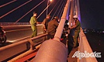 Kịp thời ngăn chặn thanh niên định nhảy cầu Rạch Miễu tự tử
