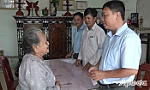 Lãnh đạo xã Long Bình thăm, tặng quà các gia đình chính sách