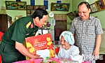 Đại tá Phạm Văn Thanh thăm và tặng quà gia đình chính sách dịp 27-7