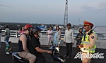 Cảnh sát giao thông yêu cầu người dân không được lên cầu Rạch Miễu 2 khi công trình chưa hoàn thành