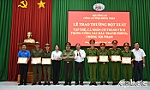 Trao thưởng đột xuất cho các tập thể và cá nhân trong phòng, chống tội phạm
