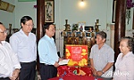 Phó Chủ tịch Quốc hội Lê Minh Hoan thăm, tặng quà các gia đình chính sách tại tỉnh Đồng Tháp.