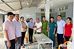 Lãnh đạo xã Vĩnh Hựu thăm, tặng quà gia đình chính sách