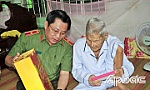 Thiếu tướng Lâm Phước Nguyên thăm, tặng quà gia đình chính sách