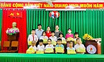 Phường Bình Xuân: Tặng quà cho học sinh có hoàn cảnh khó khăn