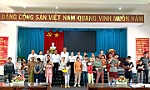 Hội LHPN xã Tân Hoà: Trao quà cho trẻ em khuyết tật