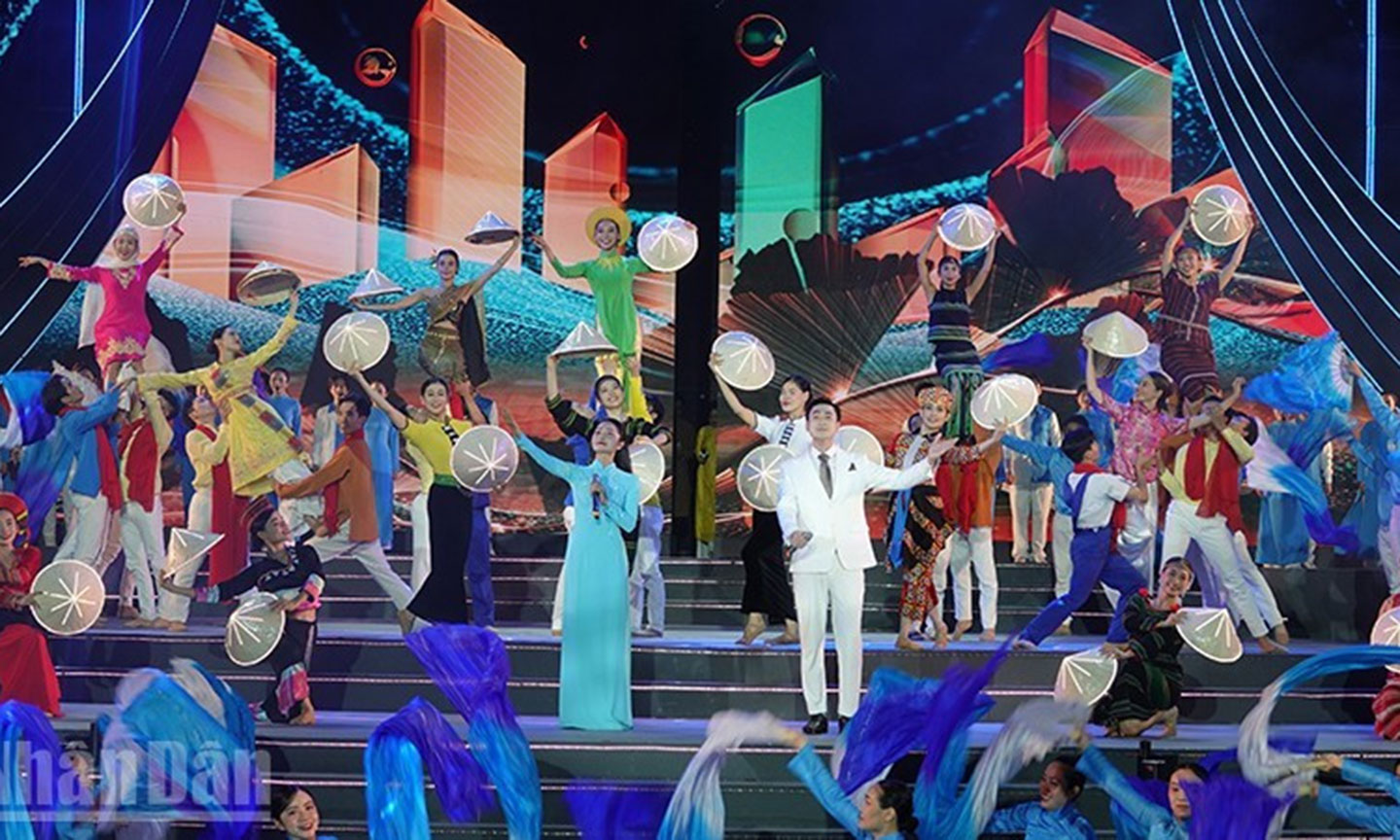 Art programme honours Ho Chi Minh City in bright new era