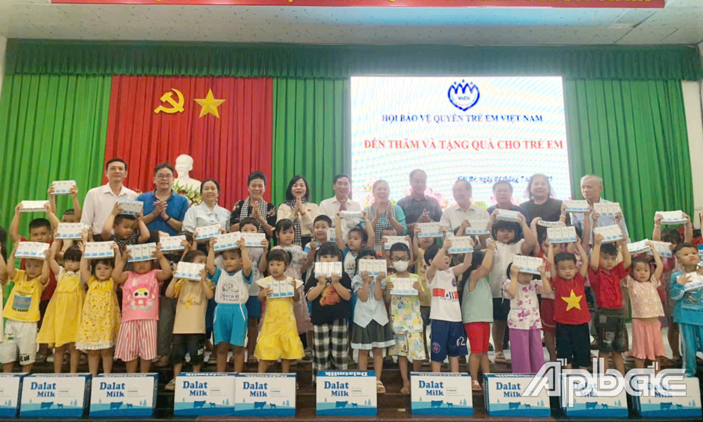 Hội LHPN tỉnh Đồng Tháp: Phối hợp thăm, tặng quà Mẹ Việt Nam Anh hùng và trẻ em khó khăn