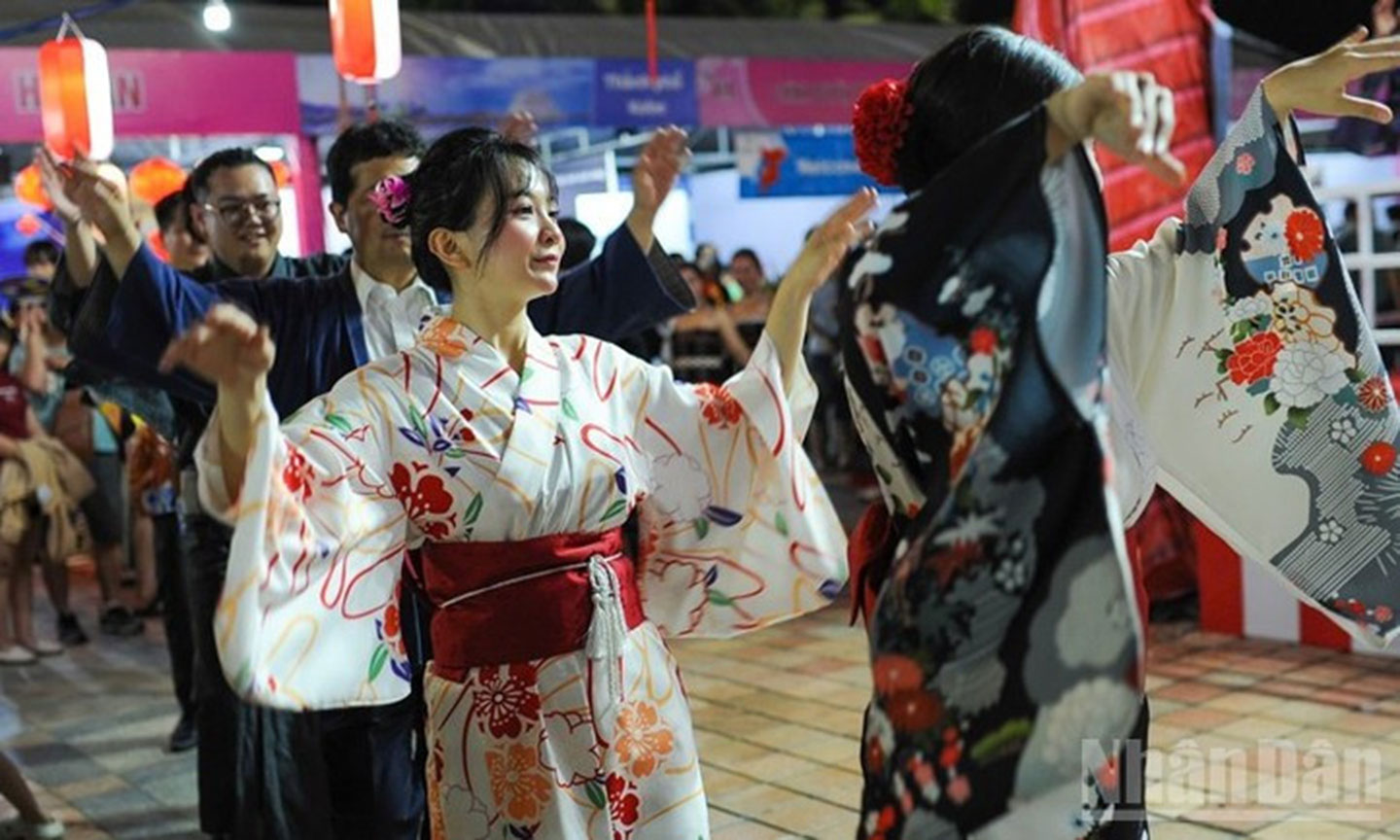 Da Nang lit up by 10th Viet Nam - Japan Festival