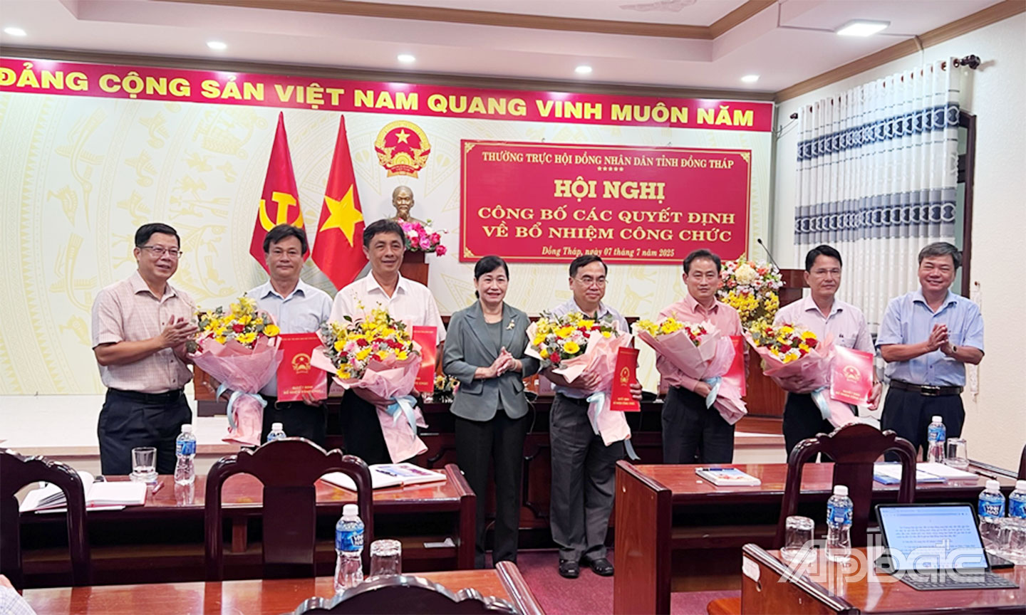 Đồng Tháp: Công bố các Quyết định về bổ nhiệm công chức
