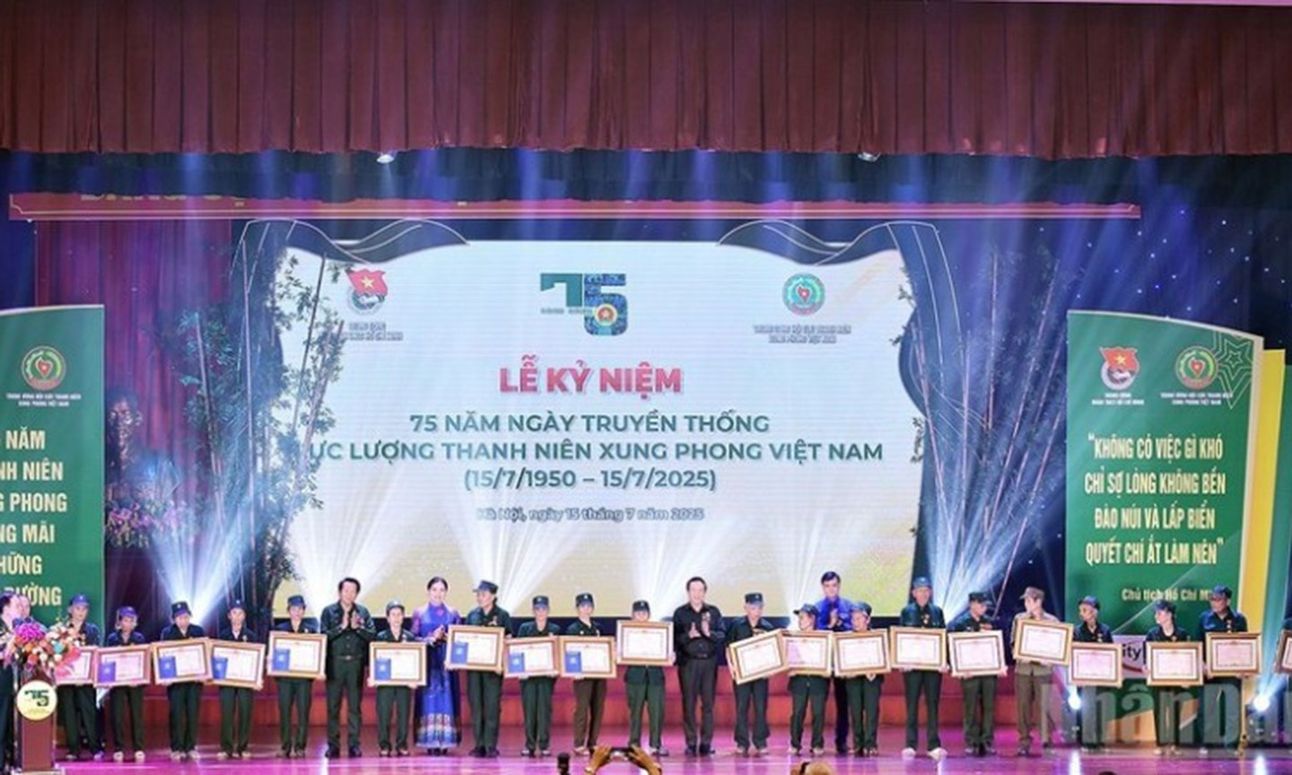 Ceremony marks 75-year tradition of Viet Nam's youth volunteer force