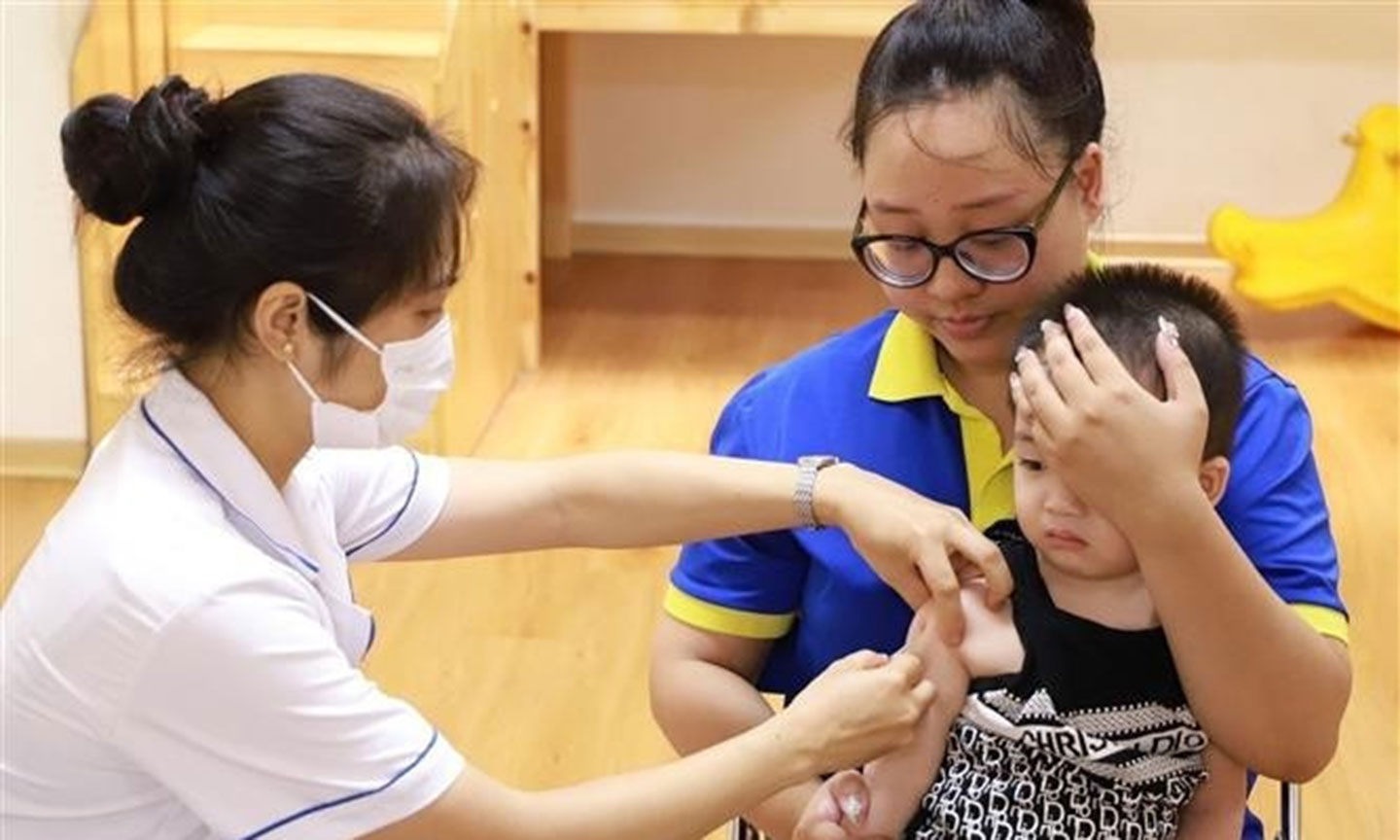 WHO, UNICEF commend Viet Nam's progress in childhood immunisation